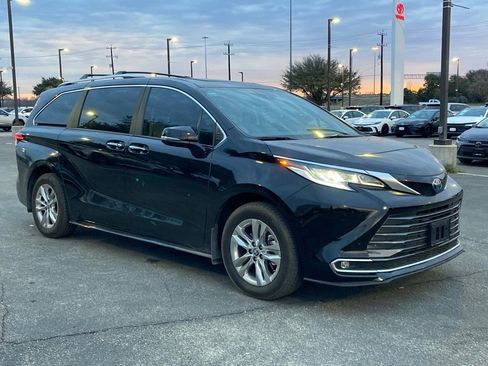 Used 2025 Toyota Sienna Limited image 3