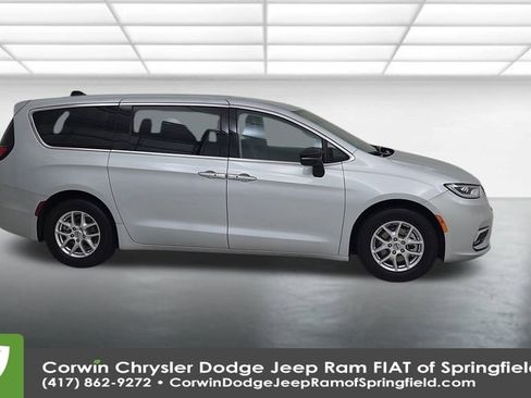 Certified 2024 Chrysler Pacifica Touring-L image 17