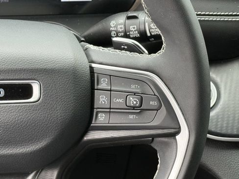 Used 2023 Jeep Grand Cherokee Altitude AWD/4WD image 21