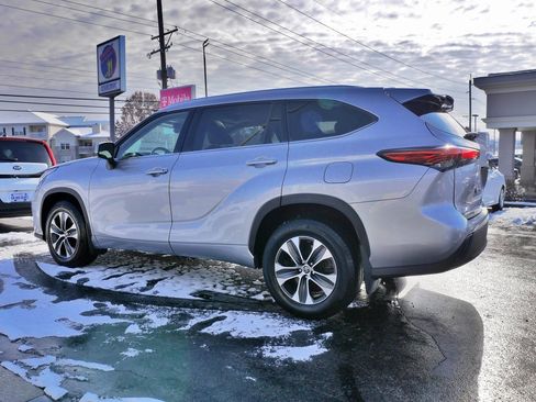 Used 2022 Toyota Highlander XLE image 4
