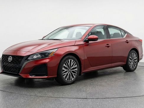 Used 2025 Nissan Altima 2.5 SV image 3