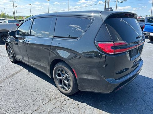 Used 2022 Chrysler Pacifica Limited w/ S Appearance Package FWD image 7