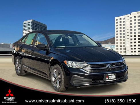 Used 2024 Volkswagen Jetta SE image 1