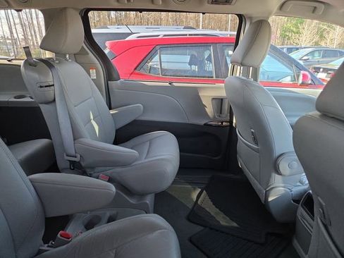 Used 2017 Toyota Sienna XLE w/ XLE Navigation Package image 11