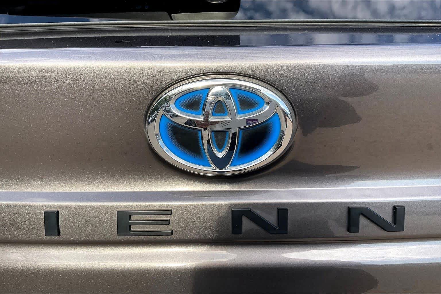 Used 2022 Toyota Sienna XLE FWD image 30