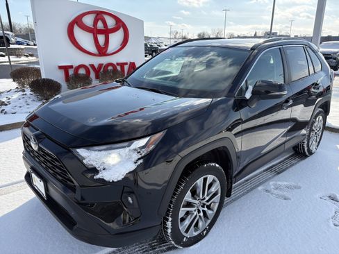 Used 2023 Toyota RAV4 XLE Premium image 10