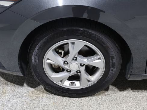 Used 2021 Hyundai Elantra SE image 8