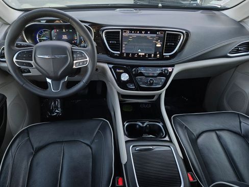 Used 2023 Chrysler Pacifica Limited FWD image 14