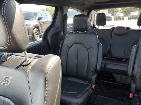 Used 2021 Chrysler Pacifica Touring-L w/ Uconnect Theater Family Group AWD/4WD image 14