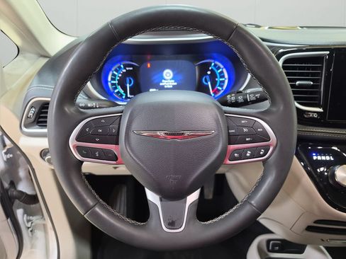 Used 2024 Chrysler Pacifica Limited FWD image 16