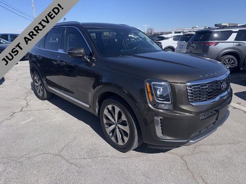 Used 2020 Kia Telluride EX w/ EX Premium Package image 3
