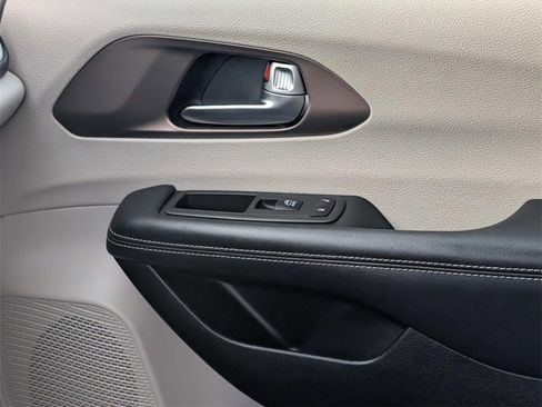 Used 2023 Chrysler Voyager LX image 39