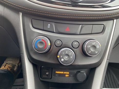Used 2019 Chevrolet Trax LT w/ LT Convenience Package FWD image 17