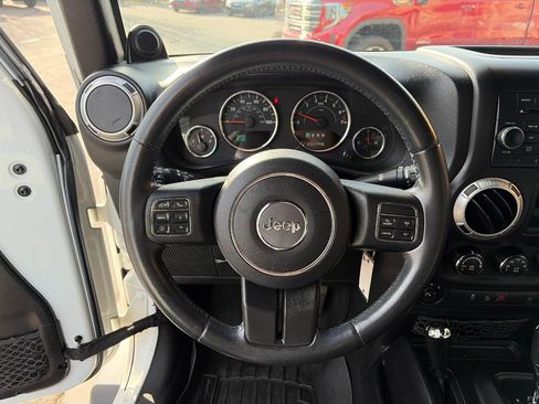 Used 2014 Jeep Wrangler Unlimited Sahara w/ Connectivity Group image 11