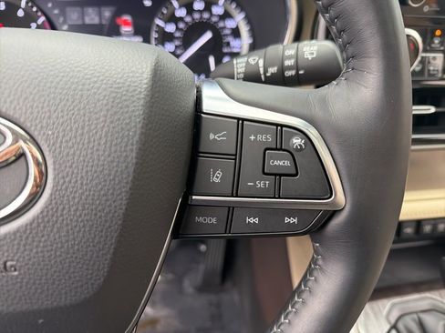 Used 2021 Toyota Highlander Limited image 13