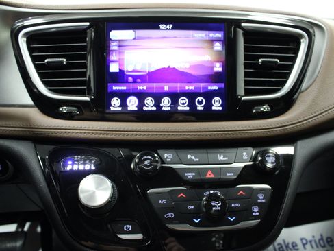 Used 2017 Chrysler Pacifica Limited FWD image 24