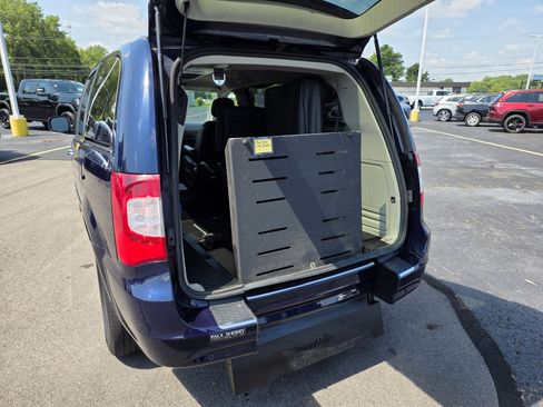 Used 2015 Chrysler Town & Country Touring w/ Driver Convenience Group FWD image 19