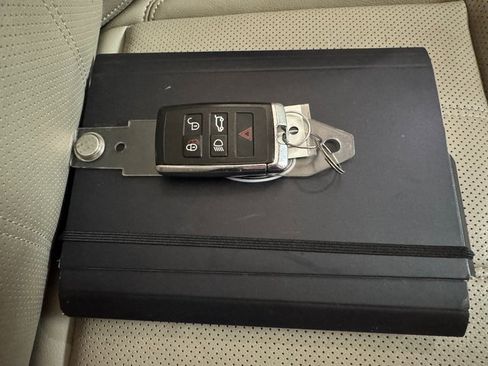 Used 2022 Land Rover Range Rover Velar R-Dynamic S image 30