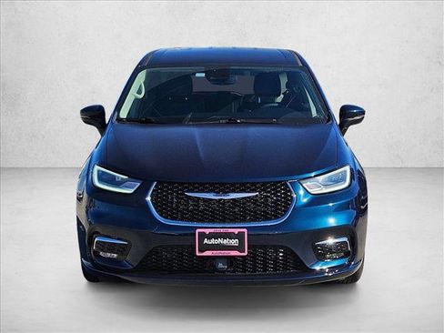 Used 2023 Chrysler Pacifica Touring-L image 2