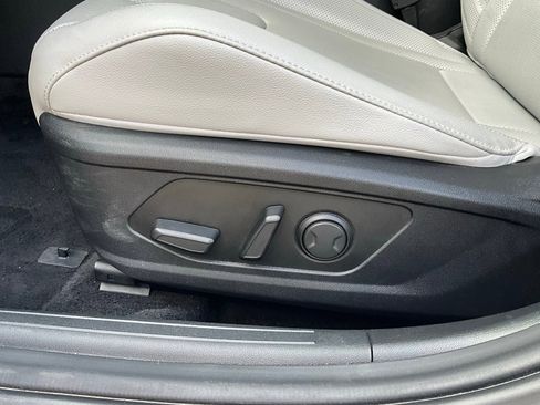 Used 2025 Hyundai Elantra Limited image 11