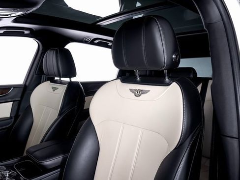 Used 2019 Bentley Bentayga image 17