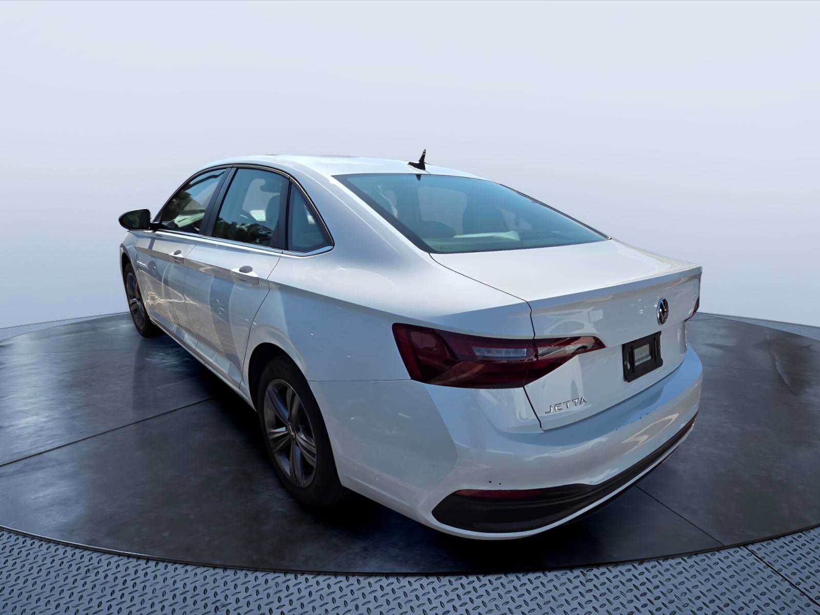 Used 2024 Volkswagen Jetta SE w/ Panoramic Sunroof Package FWD image 3
