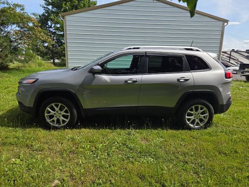 Used 2016 Jeep Cherokee Latitude w/ Cold Weather Group AWD/4WD image 5