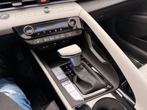 Used 2025 Hyundai Elantra Limited image 24