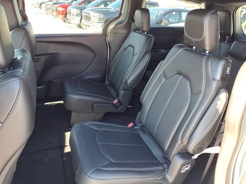 New 2026 Chrysler Pacifica Select image 9