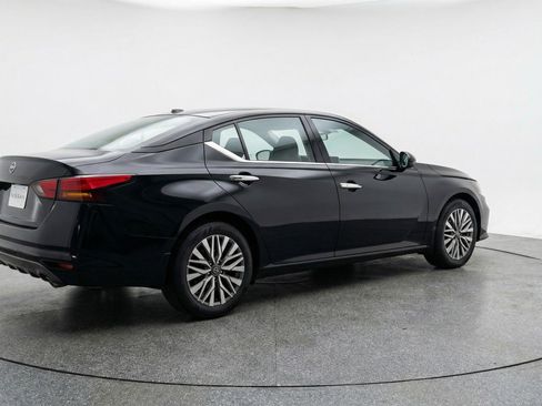 Used 2025 Nissan Altima 2.5 SV image 9