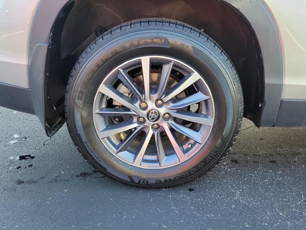 Used 2019 Toyota Highlander XLE FWD image 5