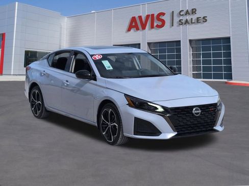 Used 2025 Nissan Altima 2.5 SR w/ SR Premium Package AWD/4WD image 3