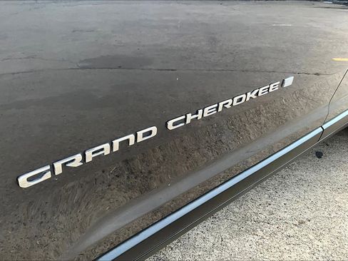 Used 2023 Jeep Grand Cherokee L Limited image 29