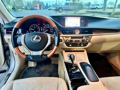Used 2014 Lexus ES 300h w/ Luxury Package w/Bamboo Trim FWD image 8