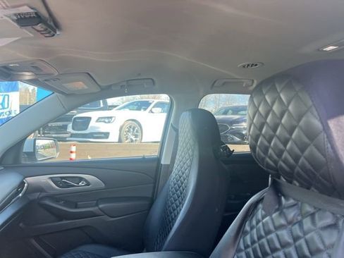 Used 2021 Chevrolet Traverse LT image 8