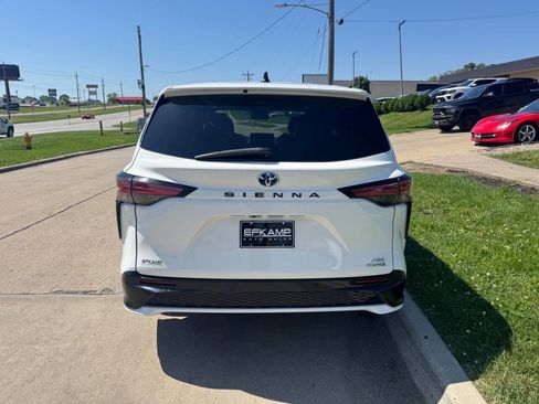 Used 2021 Toyota Sienna XSE FWD image 4