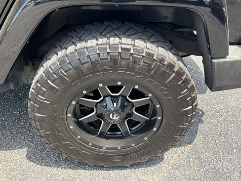 Used 2018 Jeep Wrangler Unlimited Sahara AWD/4WD image 18