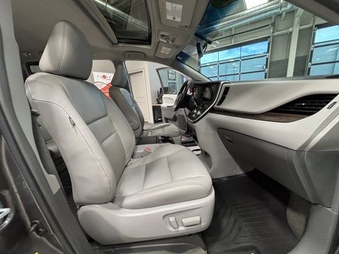 Used 2017 Toyota Sienna XLE image 46