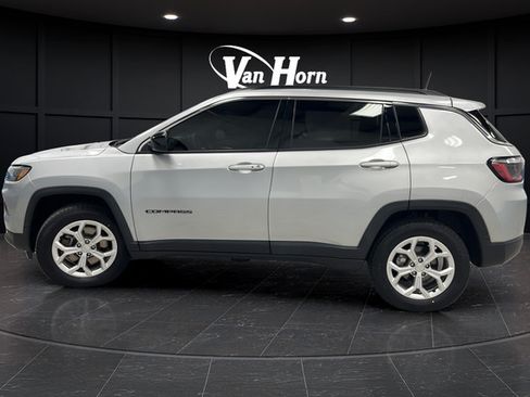 Used 2024 Jeep Compass Latitude AWD/4WD image 4