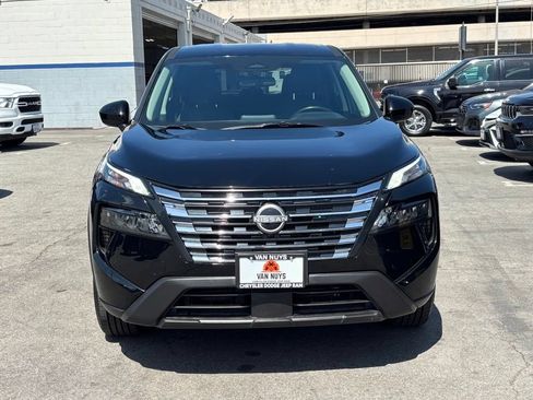 Used 2025 Nissan Rogue SV FWD image 2