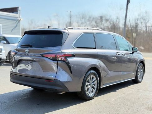 Used 2021 Toyota Sienna XLE w/ XLE Plus Package image 5