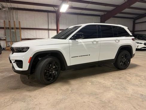 Used 2023 Jeep Grand Cherokee Altitude AWD/4WD image 4