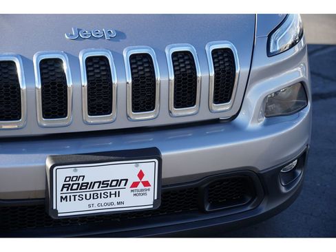 Used 2017 Jeep Cherokee Latitude image 9