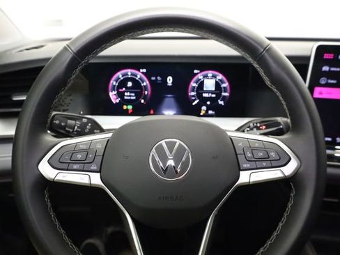 Used 2025 Volkswagen Tiguan SE FWD image 17