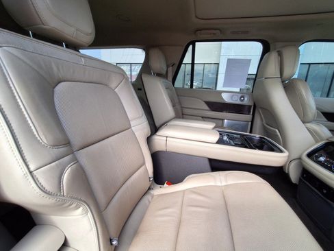 Used 2019 Lincoln Navigator L Reserve AWD/4WD image 17