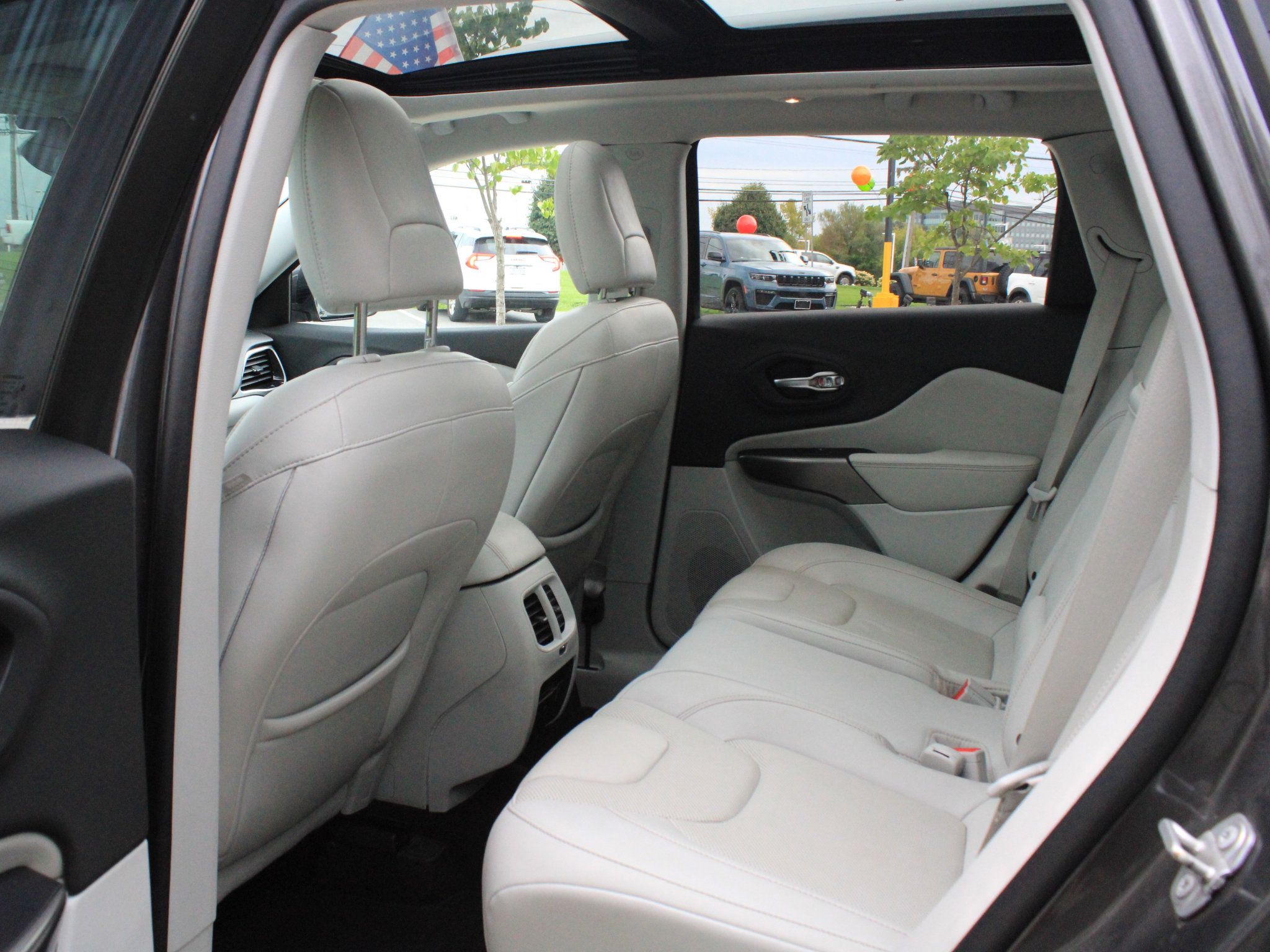 Used 2019 Jeep Cherokee Limited w/ Technology Group AWD/4WD image 31