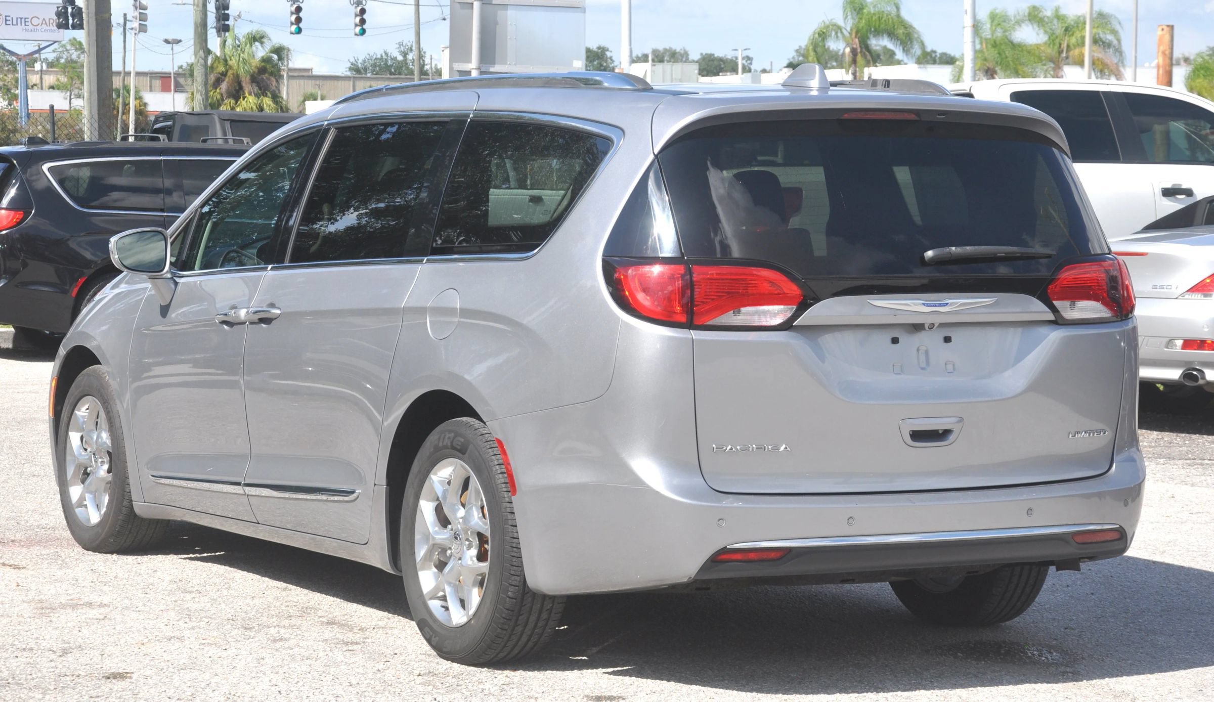 Used 2018 Chrysler Pacifica Limited FWD image 30