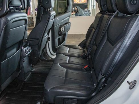 Used 2019 Land Rover Discovery HSE image 15