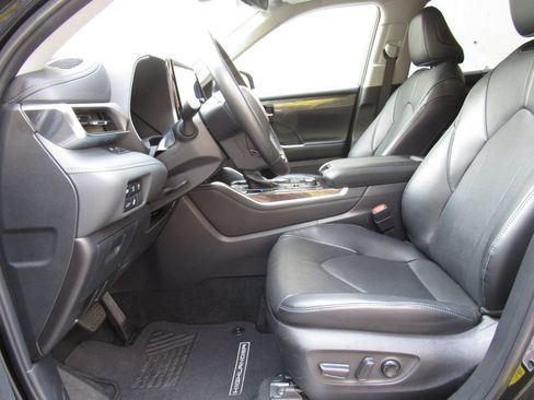 Used 2024 Toyota Highlander Limited AWD/4WD image 10