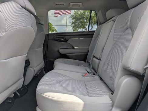 Used 2023 Toyota Highlander LE FWD image 16